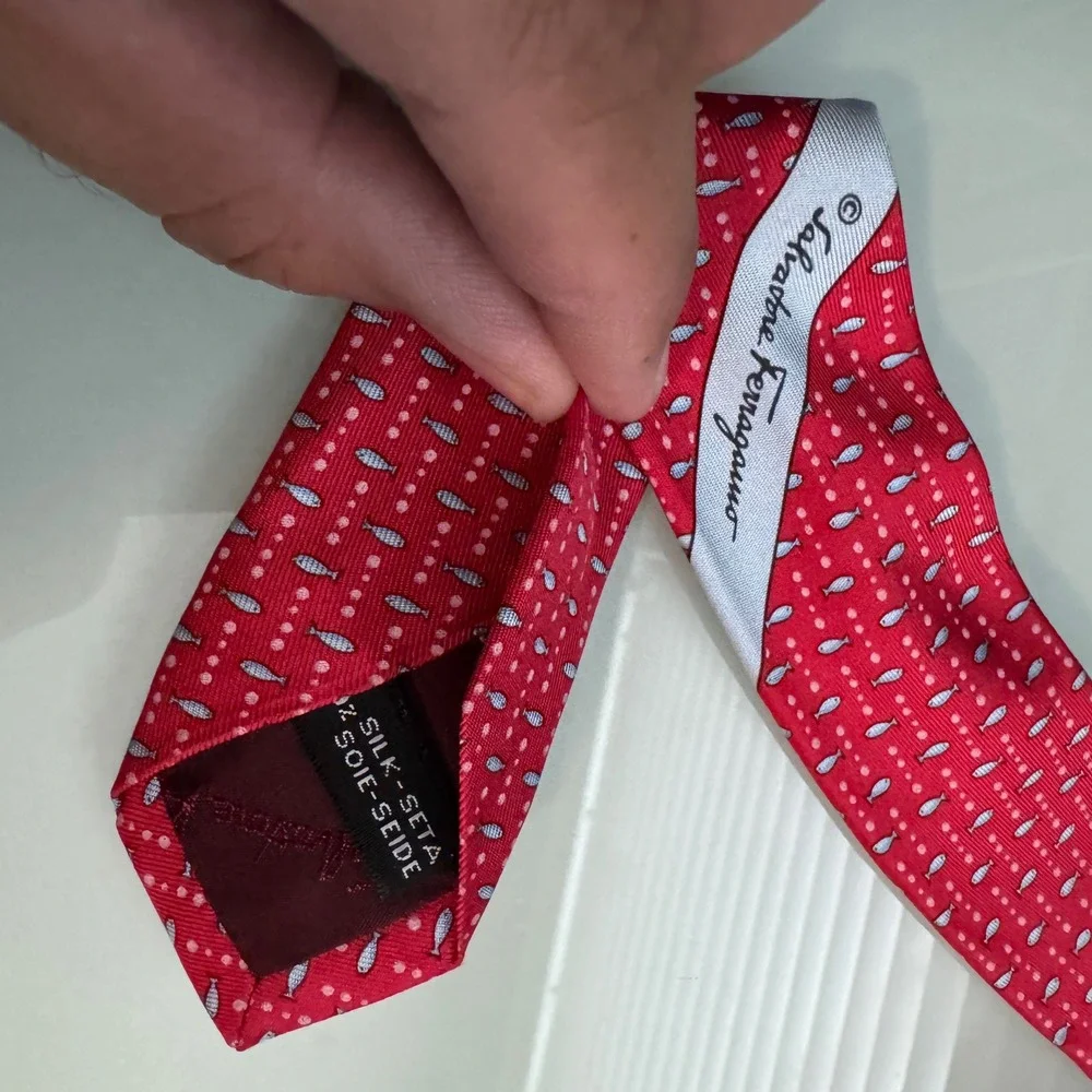 Salvatore Ferragamo Necktie Red Fish Print 100% Silk Tie Made in Italy 56x3.5